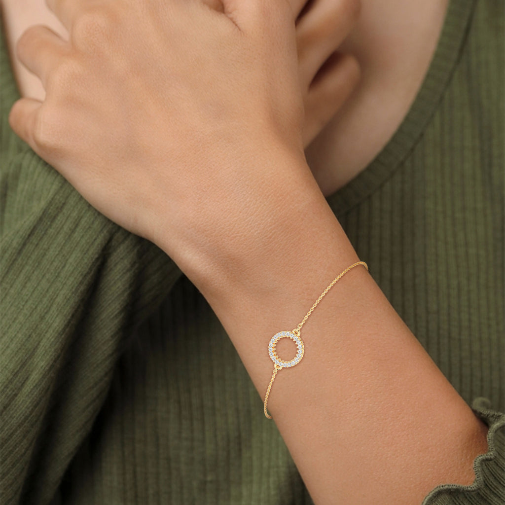 Circle Halo Diamond Chain Bracelet in yellow gold